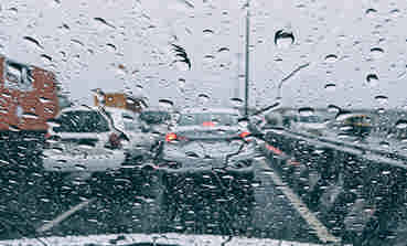 رعایت فاصله طولی و سرعت مطمئنه در هوای بارانی و جاده لغزنده ضامن پیشگیری از وقوع تصادفات است