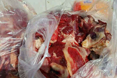 کشف و معدوم سازی ۴۰۰ کیلوگرم گوشت فاسد در مهران